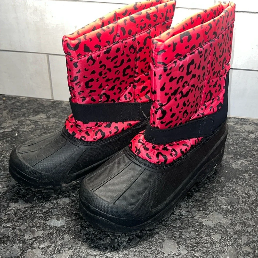 Size 5 girls winter/snow boot. Pink and black. Worn but lots of use left in them
